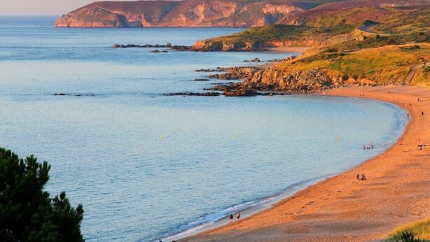 A coastal beach with rocky outcrops and a lighthouse in the distance. - Pen-guen - Saint Cast LE Guildo (SAINT CAST LE GUILDO)