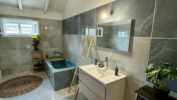 Bathtub, free toiletries, hair dryer, bathrobes
