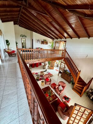 TV layar datar, Netflix, dan layanan streaming