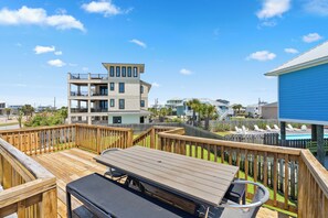 Outdoor dining - Private Yard | Seasonal Beach Svc Included | My Beach Getaways (Pensacola Beach)