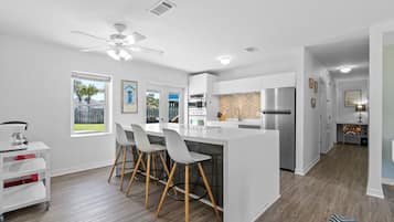 Geladeira, micro-ondas, fogão, cooktop