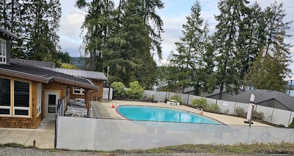 2-bedroom condo with fitness room, WiFi in beautiful Union, WA.   private beach.
