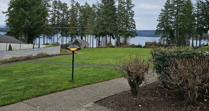 2-bedroom condo with fitness room, WiFi in beautiful Union, WA. private beach.
