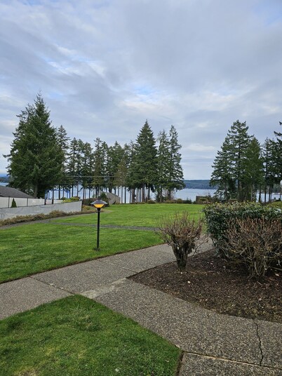 2-bedroom condo with fitness room, WiFi in beautiful Union, WA.   private beach.