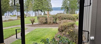 2-bedroom condo with fitness room, WiFi in beautiful Union, WA.   private beach.