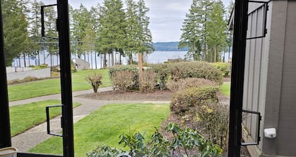 2-bedroom condo with fitness room, WiFi in beautiful Union, WA. private beach.