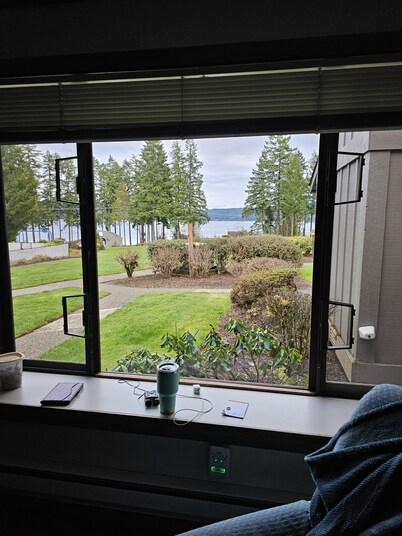 2-bedroom condo with fitness room, WiFi in beautiful Union, WA.   private beach.