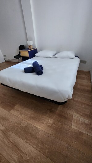 3 sovrum, skrivbord, strykjärn/strykbräda och resesäng