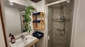 Dusche, Haartrockner, Handtücher, Seife