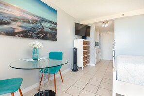 Dining - **Diamond Head, Ocean, and Park Views** (Honolulu)