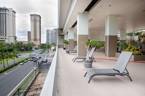 Terrace/patio - **Diamond Head, Ocean, and Park Views** (Honolulu)