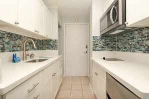 Frigorífico, microondas, placa de cocina y cafetera o tetera