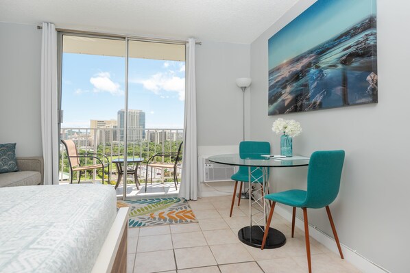 Iron/ironing board, free WiFi, bed sheets - **Diamond Head, Ocean, and Park Views** (Honolulu)