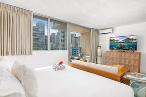 Iron/ironing board, free WiFi, bed sheets - Studio with King size bed & Short walk to Beach (Honolulu)