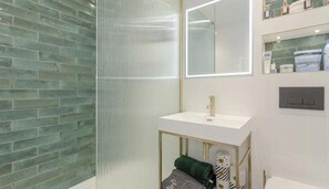 Douche, sèche-cheveux, serviettes fournies, savon