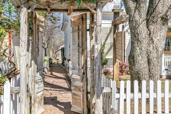 Property grounds - Centre St. Cottage | 1/1, King Bed, Mini Kitchen (Fredericksburg)