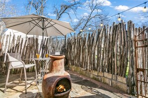 Outdoor dining - Centre St. Cottage | 1/1, King Bed, Mini Kitchen (Fredericksburg)