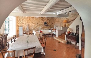 Fireplace - Lovely home in Saint-Martin-de-Crau (Saint-Martin-de-Crau)