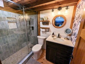 Dusj, hårføner, håndklær og såpe