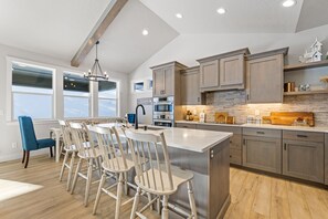 冰箱、微波炉、烤箱、炉灶