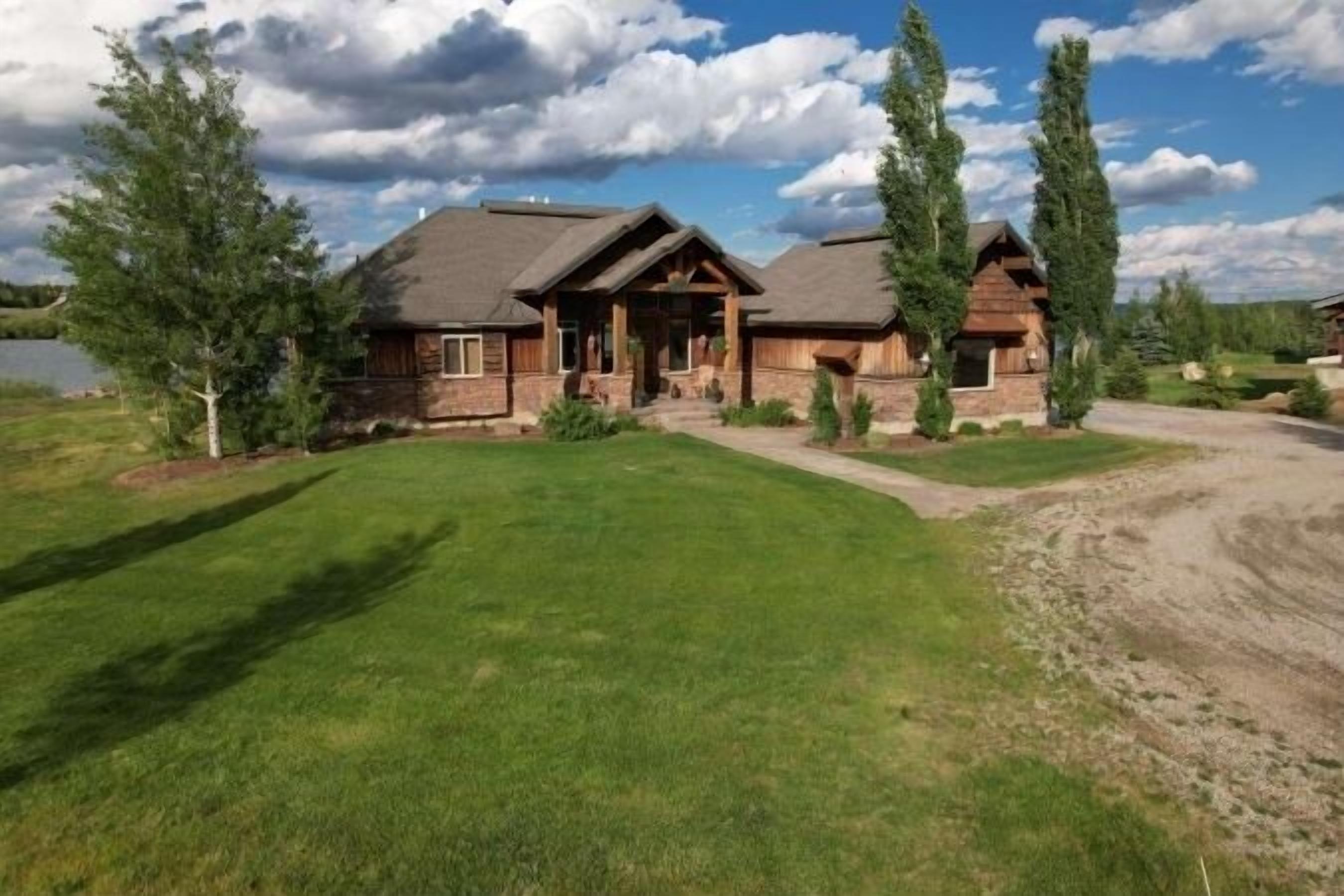 Waterfront Cabin on Island Park reservoir, Private Dock, New Vacation Rental.