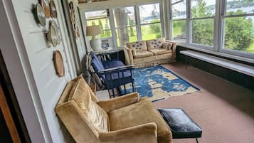 Smart TV, fireplace, video games, DVD player