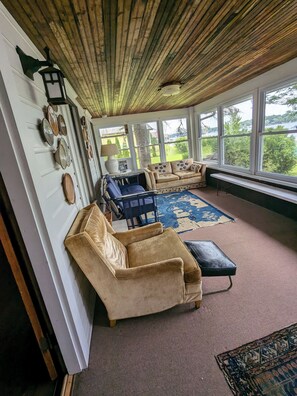 Smart TV, caminetto, videogiochi, lettore DVD