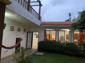 Terrace/patio - Spacious house 
15 people
8 minutes for Antigua Guatemala
Nice and Cozy (Pastores)