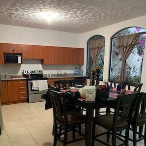 Geladeira, micro-ondas, fogão, cooktop