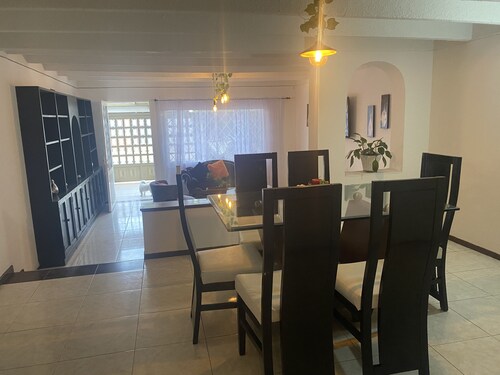 ¡bienvenido a Nuestra Acogedora Casa Dorada!