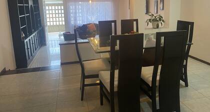 ¡bienvenido a Nuestra Acogedora Casa Dorada!