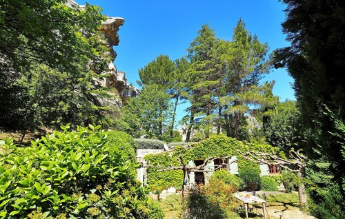 Awesome home in Les Baux De Provence