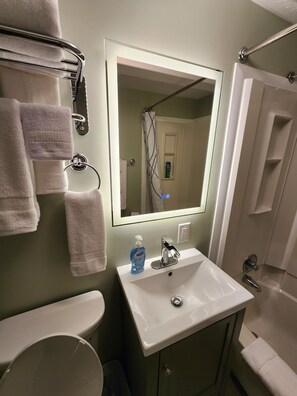 Shower, hair dryer, towels, soap - Make "The Pistachio Nut" Your Summer Getaway!!! (McGaheysville)