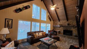 Téléviseur connecté, foyer, lecteur de DVD, livres