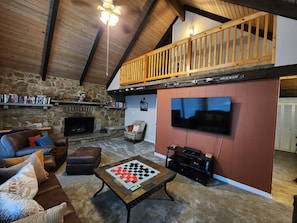 Smart TV, chimenea, reproductor de DVD y libros 
