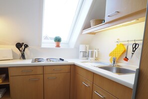 Kühlschrank, Herdplatte, Wasserkocher mit Kaffee-/Teezubehör