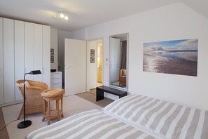 1 bedroom, WiFi, bed sheets - Ferienwohnung Helgoländer Straße - Ruhiger Urlaub mit Strandkorb am Strand (Wyk auf Föhr)