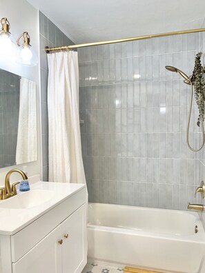 Douche, sĂšche-cheveux, serviettes fournies, savon