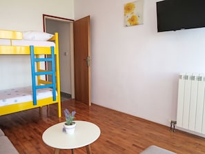 1 habitación, tabla de planchar con plancha y wifi 