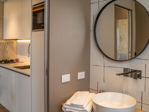 Kjøleskap og kjøkkenutstyr