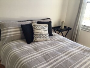 2 bedrooms, iron/ironing board, free WiFi, bed sheets - Comfy home within walking distance to beach, restaurants and Blunderstone area. (Bellerive)