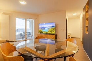 Dining - The Little Paradise lake view (Annecy)