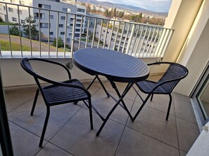 Outdoor dining - The Little Paradise lake view (Annecy)