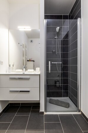 Shower, towels - The Little Paradise lake view (Annecy)