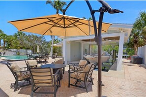 Outdoor dining - Water's Edge: Dog Friendly, Canal Front, Dock & Pool & Spa (Anna Maria)