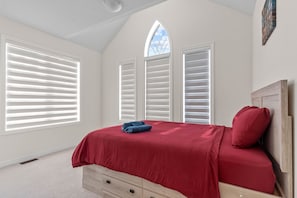 4 bedrooms, desk, iron/ironing board, free WiFi - #1 Best Deal in Brampton (Caledon)