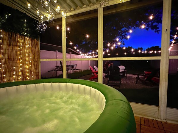 Terrace/patio - Entire house Near UB & Niagara Falls, HotTub, fire-pit (Buffalo)