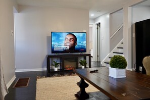 Interior - Entire house Near UB & Niagara Falls, HotTub, fire-pit (Buffalo)