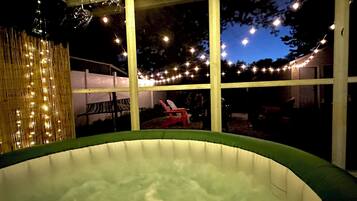 Tina de hidromasaje al aire libre