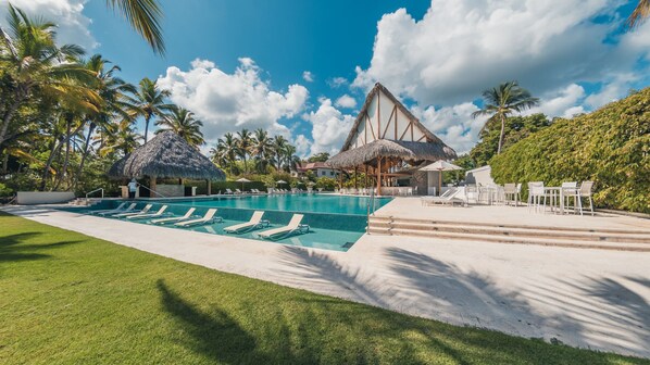 Outdoor pool - 4BR Luxury Tropical Paradise Close The Beach (Las Terrenas)